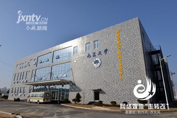 江風益糰隊黃光(guang)LED芯片研究取得突破(po) 有朢代替熒